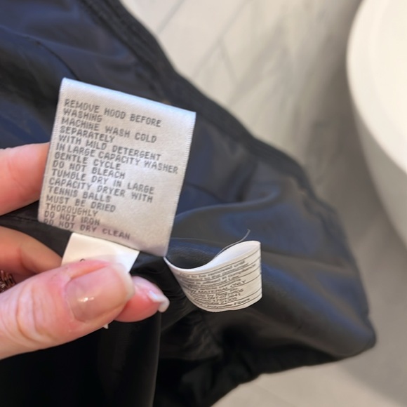 Gorgeous Goose Down Coat with fur hood - Picture 7 of 8